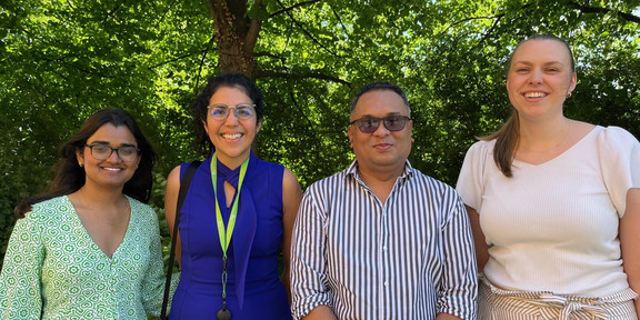 Four people standeing next to each other vier Leute stehen nebeneinander (from left to right): Akanksha, Daniela, Antonio, Lara