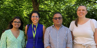 Four people standeing next to each other vier Leute stehen nebeneinander (from left to right): Akanksha, Daniela, Antonio, Lara