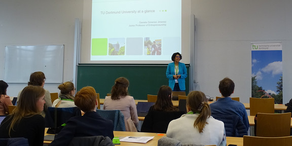 Welcome Presentation in front of the FGF Working Groups. Prof. Gimenez-Jimenez steht vor dem Publikum und präsentiert.